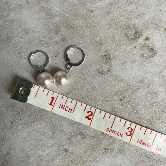 💥10/$10 Huggie hoop pearl earrings free with bundle - Picture 3 of 9